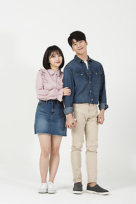 포토 JPG 스튜디오촬영 전신 커플 여자 남자 대학생 실내 서기 미소 누끼 20대 청년 성인 두명 앞모습 캐주얼 청춘 손잡기 다정 한국인 즐거움 흰배경 신입생 캠퍼스커플 성인만 국내포토 학생 옷 감정 뷰포인트 백그라운드 컨셉 관계 모션 표정 사람 동양인 내부 흰색 파일형식