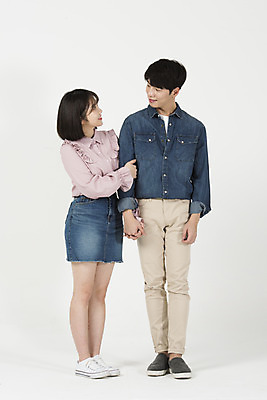 포토 JPG 스튜디오촬영 전신 커플 여자 남자 대학생 실내 서기 미소 누끼 20대 청년 성인 두명 앞모습 캐주얼 청춘 마주보기 손잡기 다정 한국인 즐거움 흰배경 신입생 캠퍼스커플 성인만 국내포토 학생 옷 감정 뷰포인트 백그라운드 컨셉 관계 모션 표정 사람 동양인 내부 흰색 파일형식