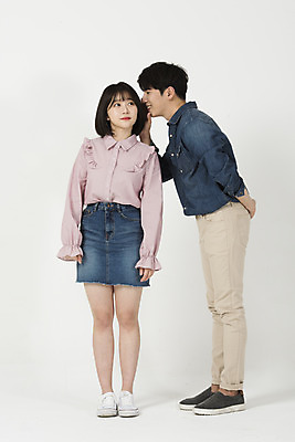 포토 JPG 스튜디오촬영 전신 커플 여자 남자 대학생 실내 서기 누끼 20대 청년 성인 두명 앞모습 옆모습 캐주얼 청춘 다정 한국인 귓속말 즐거움 흰배경 신입생 캠퍼스커플 성인만 국내포토 학생 옷 감정 뷰포인트 백그라운드 컨셉 관계 모션 사람 동양인 내부 흰색 파일형식