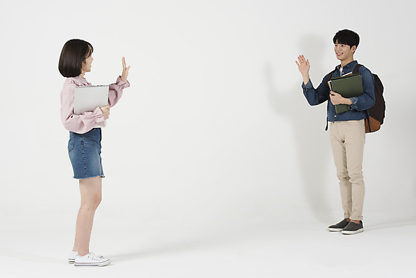 포토 JPG 스튜디오촬영 전신 커플 여자 남자 대학생 실내 서기 미소 들기 누끼 20대 청년 성인 두명 옆모습 캐주얼 청춘 마주보기 자료 다정 한국인 즐거움 흰배경 신입생 캠퍼스커플 손인사 성인만 국내포토 학생 옷 감정 뷰포인트 백그라운드 컨셉 관계 모션 표정 사람 동양인 내부 흰색 인사 파일형식