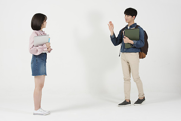 포토 JPG 스튜디오촬영 전신 커플 여자 남자 대학생 실내 서기 미소 들기 누끼 20대 청년 성인 두명 옆모습 캐주얼 청춘 마주보기 자료 다정 한국인 즐거움 흰배경 신입생 캠퍼스커플 손인사 성인만 국내포토 학생 옷 감정 뷰포인트 백그라운드 컨셉 관계 모션 표정 사람 동양인 내부 흰색 인사 파일형식