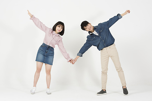 포토 JPG 스튜디오촬영 전신 커플 여자 남자 대학생 팔벌리기 실내 서기 누끼 20대 청년 성인 두명 앞모습 캐주얼 청춘 손잡기 다정 한국인 즐거움 흰배경 신입생 캠퍼스커플 성인만 국내포토 학생 옷 감정 뷰포인트 백그라운드 컨셉 관계 모션 사람 동양인 내부 흰색 파일형식
