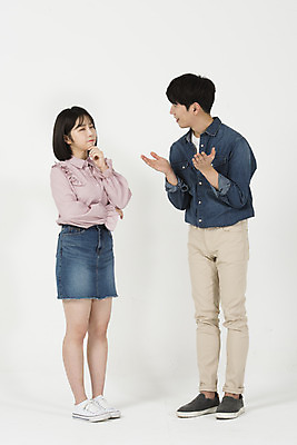 포토 JPG 스튜디오촬영 전신 커플 여자 남자 대학생 실내 이야기 설명 서기 누끼 20대 청년 성인 두명 앞모습 옆모습 캐주얼 청춘 다정 한국인 즐거움 흰배경 신입생 캠퍼스커플 성인만 국내포토 학생 옷 감정 뷰포인트 백그라운드 컨셉 관계 모션 사람 동양인 내부 흰색 파일형식