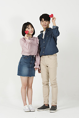 포토 JPG 스튜디오촬영 전신 커플 여자 남자 대학생 실내 서기 미소 들기 누끼 20대 청년 성인 두명 앞모습 캐주얼 청춘 다정 한국인 하트 즐거움 흰배경 신입생 캠퍼스커플 성인만 국내포토 모양 학생 옷 감정 뷰포인트 백그라운드 컨셉 관계 모션 표정 사람 동양인 내부 흰색 파일형식