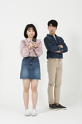 포토 JPG 스튜디오촬영 전신 커플 응시 여자 남자 대학생 실내 서기 들기 누끼 20대 청년 성인 두명 앞모습 캐주얼 스마트폰 청춘 팔짱 한국인 흰배경 신입생 캠퍼스커플 삐침 성인만 국내포토 학생 시선 옷 감정 뷰포인트 백그라운드 컨셉 관계 모션 사람 동양인 내부 핸드폰 스마트기기 흰색 파일형식