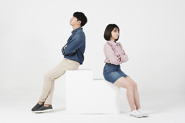 포토 JPG 스튜디오촬영 전신 커플 응시 여자 남자 대학생 실내 누끼 앉기 20대 청년 성인 두명 옆모습 캐주얼 청춘 팔짱 한국인 흰배경 신입생 캠퍼스커플 삐침 성인만 국내포토 학생 시선 옷 감정 뷰포인트 백그라운드 컨셉 관계 모션 사람 동양인 내부 흰색 파일형식