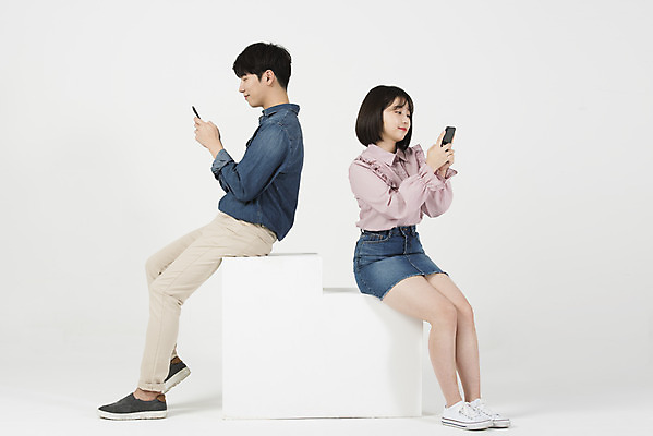 포토 JPG 스튜디오촬영 전신 커플 응시 여자 남자 대학생 실내 들기 누끼 앉기 20대 청년 성인 두명 옆모습 캐주얼 스마트폰 청춘 한국인 흰배경 신입생 캠퍼스커플 성인만 국내포토 학생 시선 옷 뷰포인트 백그라운드 컨셉 관계 모션 사람 동양인 내부 핸드폰 스마트기기 흰색 파일형식