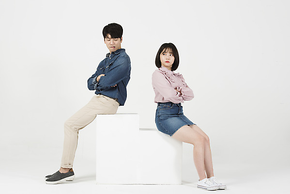 포토 JPG 스튜디오촬영 전신 커플 여자 남자 대학생 실내 누끼 앉기 20대 청년 성인 두명 옆모습 캐주얼 청춘 팔짱 한국인 분노 흰배경 신입생 캠퍼스커플 삐침 노려봄 말다툼 성인만 국내포토 학생 옷 감정 뷰포인트 백그라운드 컨셉 관계 모션 표정 사람 동양인 내부 흰색 싸움 파일형식