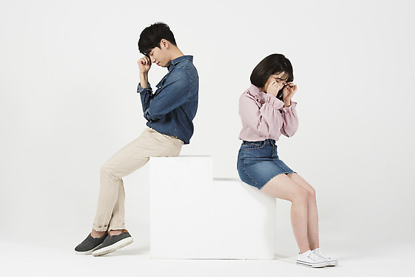 포토 JPG 스튜디오촬영 전신 커플 여자 남자 대학생 실내 누끼 앉기 20대 청년 성인 두명 옆모습 캐주얼 청춘 한국인 슬픔 흰배경 신입생 싸움 두통 캠퍼스커플 성인만 국내포토 학생 옷 감정 뷰포인트 백그라운드 컨셉 관계 모션 사람 동양인 내부 흰색 질병 파일형식