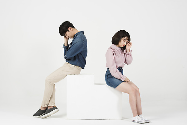 포토 JPG 스튜디오촬영 전신 커플 여자 남자 대학생 실내 누끼 앉기 20대 청년 성인 두명 옆모습 캐주얼 청춘 한국인 슬픔 흰배경 신입생 싸움 두통 캠퍼스커플 성인만 국내포토 학생 옷 감정 뷰포인트 백그라운드 컨셉 관계 모션 사람 동양인 내부 흰색 질병 파일형식