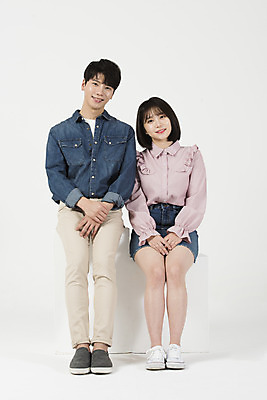 포토 JPG 스튜디오촬영 전신 커플 여자 남자 대학생 실내 미소 누끼 앉기 20대 청년 성인 두명 앞모습 캐주얼 청춘 다정 한국인 즐거움 흰배경 신입생 캠퍼스커플 성인만 국내포토 학생 옷 감정 뷰포인트 백그라운드 컨셉 관계 모션 표정 사람 동양인 내부 흰색 파일형식