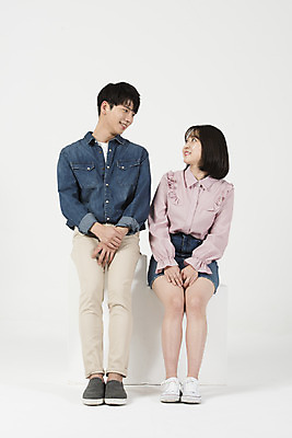 포토 JPG 스튜디오촬영 전신 커플 여자 남자 대학생 실내 미소 누끼 앉기 20대 청년 성인 두명 앞모습 캐주얼 청춘 마주보기 다정 한국인 즐거움 흰배경 신입생 캠퍼스커플 성인만 국내포토 학생 옷 감정 뷰포인트 백그라운드 컨셉 관계 모션 표정 사람 동양인 내부 흰색 파일형식