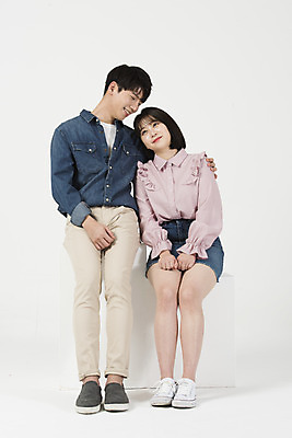 포토 JPG 스튜디오촬영 전신 커플 여자 남자 대학생 어깨동무 실내 미소 누끼 앉기 20대 청년 성인 두명 앞모습 캐주얼 청춘 기댐 다정 한국인 즐거움 흰배경 신입생 캠퍼스커플 성인만 국내포토 학생 옷 감정 뷰포인트 포즈 백그라운드 컨셉 관계 모션 표정 사람 동양인 내부 흰색 파일형식
