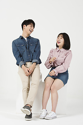 포토 JPG 스튜디오촬영 전신 커플 여자 남자 대학생 실내 웃음 누끼 앉기 20대 청년 성인 두명 앞모습 캐주얼 청춘 다정 한국인 즐거움 흰배경 신입생 캠퍼스커플 성인만 국내포토 학생 옷 감정 뷰포인트 백그라운드 컨셉 관계 모션 표정 사람 동양인 내부 흰색 파일형식