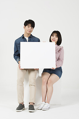 포토 JPG 스튜디오촬영 전신 배너 커플 여자 남자 대학생 사각프레임 실내 들기 누끼 앉기 20대 청년 성인 두명 앞모습 캐주얼 청춘 다정 한국인 즐거움 흰배경 신입생 캠퍼스커플 성인만 국내포토 학생 옷 감정 뷰포인트 백그라운드 컨셉 관계 모션 프레임 사람 동양인 내부 사각형 흰색 파일형식