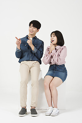 포토 JPG 스튜디오촬영 전신 커플 여자 남자 대학생 실내 미소 누끼 앉기 20대 청년 성인 두명 앞모습 캐주얼 청춘 다정 기쁨 한국인 가리킴 박수 즐거움 흰배경 신입생 캠퍼스커플 성인만 국내포토 학생 옷 감정 뷰포인트 백그라운드 컨셉 관계 모션 표정 사람 동양인 손짓 내부 흰색 파일형식