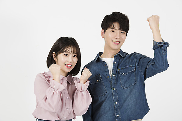 포토 JPG 스튜디오촬영 커플 여자 남자 대학생 실내 서기 미소 누끼 상반신 20대 청년 성인 두명 앞모습 캐주얼 청춘 파이팅 다정 한국인 즐거움 흰배경 신입생 캠퍼스커플 성인만 국내포토 학생 옷 감정 뷰포인트 백그라운드 컨셉 관계 모션 표정 사람 동양인 내부 흰색 파일형식