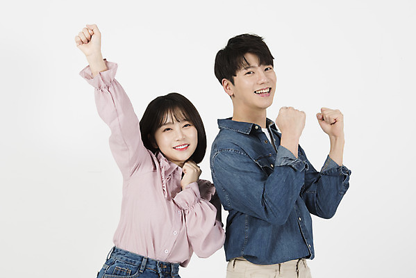 포토 JPG 스튜디오촬영 커플 여자 남자 대학생 실내 서기 미소 누끼 상반신 20대 청년 성인 두명 앞모습 옆모습 캐주얼 청춘 파이팅 다정 한국인 즐거움 흰배경 신입생 캠퍼스커플 성인만 국내포토 학생 옷 감정 뷰포인트 백그라운드 컨셉 관계 모션 표정 사람 동양인 내부 흰색 파일형식