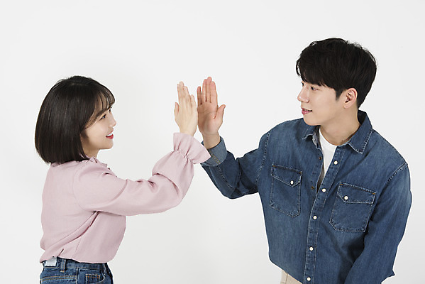 포토 JPG 스튜디오촬영 커플 여자 남자 대학생 실내 서기 미소 누끼 상반신 20대 청년 성인 두명 옆모습 캐주얼 청춘 마주보기 다정 한국인 즐거움 흰배경 신입생 캠퍼스커플 하이파이브 성인만 국내포토 학생 옷 감정 뷰포인트 백그라운드 컨셉 관계 모션 표정 사람 동양인 손짓 내부 흰색 파일형식