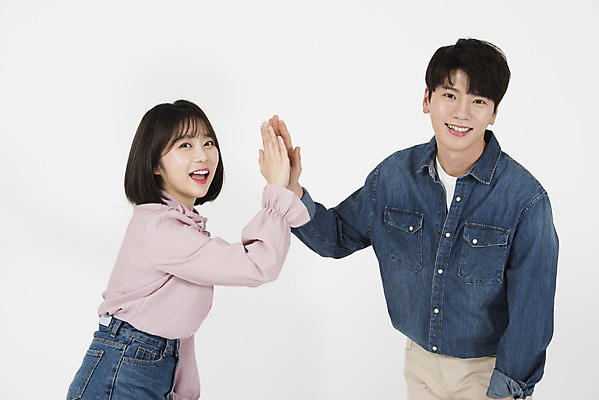 포토 JPG 스튜디오촬영 커플 여자 남자 대학생 실내 서기 미소 누끼 상반신 20대 청년 성인 두명 앞모습 옆모습 캐주얼 청춘 다정 한국인 즐거움 흰배경 신입생 캠퍼스커플 하이파이브 성인만 국내포토 학생 옷 감정 뷰포인트 백그라운드 컨셉 관계 모션 표정 사람 동양인 손짓 내부 흰색 파일형식