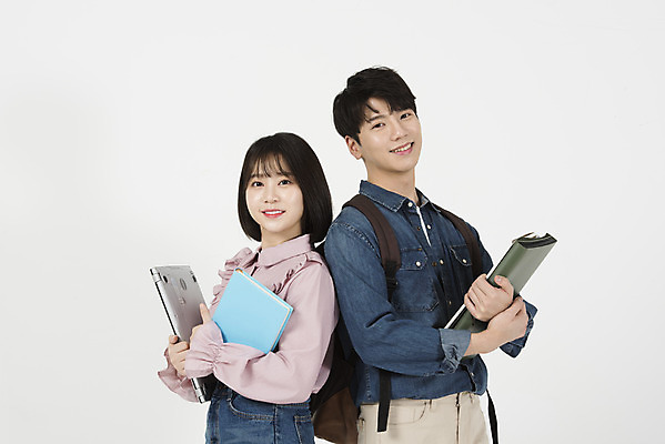 포토 JPG 스튜디오촬영 커플 여자 남자 대학생 실내 서기 미소 들기 누끼 상반신 20대 청년 성인 두명 옆모습 캐주얼 청춘 자료 다정 한국인 등맞대기 즐거움 흰배경 신입생 캠퍼스커플 성인만 국내포토 학생 옷 감정 뷰포인트 백그라운드 컨셉 관계 모션 표정 사람 동양인 내부 흰색 파일형식