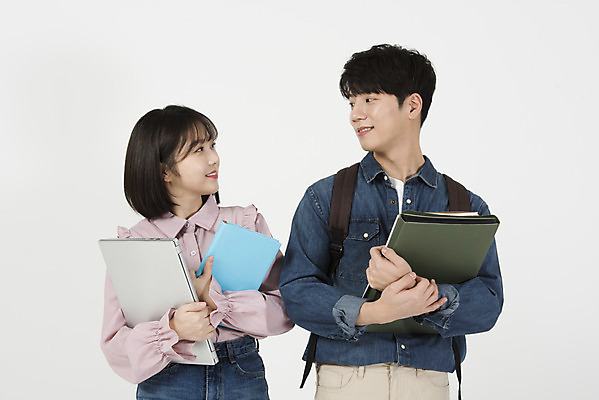 포토 JPG 스튜디오촬영 커플 여자 남자 대학생 실내 서기 미소 들기 누끼 상반신 20대 청년 성인 두명 앞모습 캐주얼 청춘 마주보기 자료 다정 한국인 즐거움 흰배경 신입생 캠퍼스커플 성인만 국내포토 학생 옷 감정 뷰포인트 백그라운드 컨셉 관계 모션 표정 사람 동양인 내부 흰색 파일형식