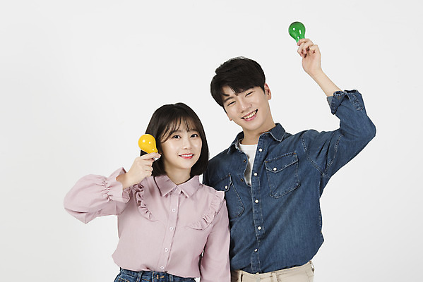 포토 JPG 스튜디오촬영 커플 여자 남자 대학생 전구 실내 서기 미소 들기 누끼 상반신 20대 청년 성인 두명 앞모습 캐주얼 청춘 다정 한국인 즐거움 흰배경 신입생 캠퍼스커플 성인만 국내포토 학생 옷 감정 뷰포인트 백그라운드 컨셉 관계 모션 표정 사람 동양인 내부 흰색 파일형식