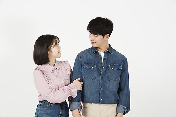 포토 JPG 스튜디오촬영 커플 여자 남자 대학생 실내 서기 미소 누끼 상반신 20대 청년 성인 두명 앞모습 옆모습 캐주얼 청춘 마주보기 팔짱 다정 한국인 즐거움 흰배경 신입생 캠퍼스커플 성인만 국내포토 학생 옷 감정 뷰포인트 백그라운드 컨셉 관계 모션 표정 사람 동양인 내부 흰색 파일형식