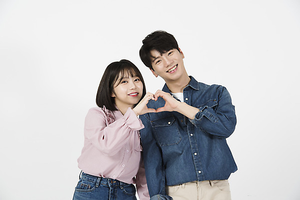 포토 JPG 스튜디오촬영 커플 여자 남자 대학생 실내 서기 미소 누끼 상반신 20대 청년 성인 두명 앞모습 캐주얼 청춘 다정 한국인 즐거움 흰배경 신입생 캠퍼스커플 손하트 성인만 국내포토 학생 옷 감정 뷰포인트 백그라운드 컨셉 관계 모션 표정 사람 동양인 손짓 내부 흰색 파일형식