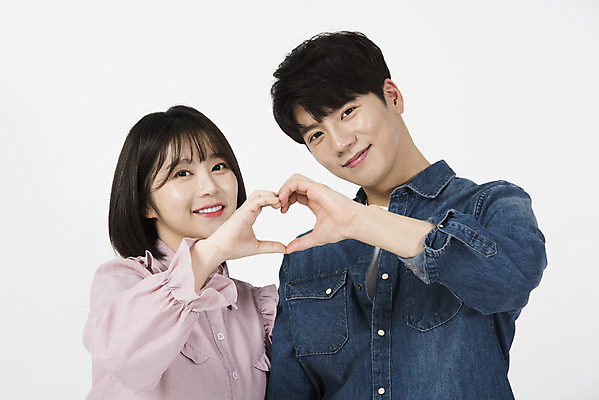 포토 JPG 스튜디오촬영 커플 여자 남자 대학생 실내 서기 미소 누끼 상반신 20대 청년 성인 두명 앞모습 캐주얼 청춘 다정 한국인 즐거움 흰배경 신입생 캠퍼스커플 손하트 성인만 국내포토 학생 옷 감정 뷰포인트 백그라운드 컨셉 관계 모션 표정 사람 동양인 손짓 내부 흰색 파일형식