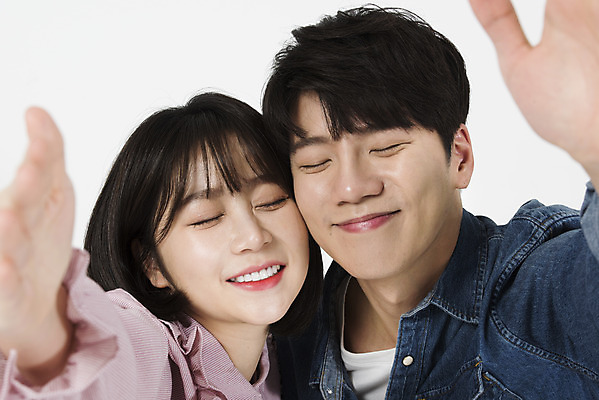 포토 JPG 스튜디오촬영 커플 여자 남자 대학생 실내 서기 미소 누끼 근접촬영 상반신 20대 청년 성인 두명 앞모습 캐주얼 청춘 다정 한국인 셀프카메라 즐거움 흰배경 신입생 캠퍼스커플 성인만 국내포토 학생 옷 감정 뷰포인트 백그라운드 컨셉 관계 모션 표정 사람 동양인 내부 사진촬영 흰색 파일형식