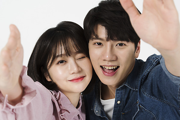 포토 JPG 스튜디오촬영 커플 여자 남자 대학생 실내 서기 미소 누끼 근접촬영 상반신 20대 청년 성인 두명 앞모습 캐주얼 청춘 다정 한국인 셀프카메라 즐거움 흰배경 신입생 캠퍼스커플 성인만 국내포토 학생 옷 감정 뷰포인트 백그라운드 컨셉 관계 모션 표정 사람 동양인 내부 사진촬영 흰색 파일형식