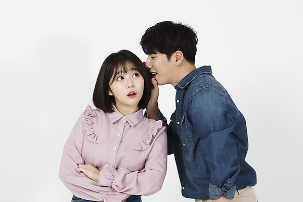 포토 JPG 스튜디오촬영 커플 여자 남자 대학생 실내 서기 누끼 상반신 20대 청년 성인 두명 앞모습 옆모습 캐주얼 청춘 다정 놀람 한국인 귓속말 즐거움 흰배경 신입생 캠퍼스커플 성인만 국내포토 학생 옷 감정 뷰포인트 백그라운드 컨셉 관계 모션 표정 사람 동양인 내부 흰색 파일형식