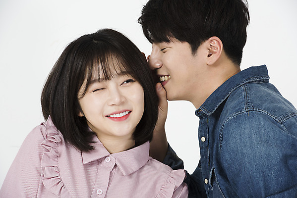 포토 JPG 스튜디오촬영 커플 여자 남자 대학생 실내 윙크 서기 미소 누끼 상반신 20대 청년 성인 두명 앞모습 옆모습 캐주얼 청춘 다정 한국인 귓속말 즐거움 흰배경 신입생 캠퍼스커플 성인만 국내포토 학생 옷 감정 뷰포인트 백그라운드 컨셉 관계 모션 표정 사람 동양인 내부 흰색 파일형식