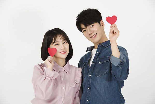 포토 JPG 스튜디오촬영 커플 여자 남자 대학생 실내 서기 미소 들기 누끼 상반신 20대 청년 성인 두명 앞모습 캐주얼 청춘 다정 한국인 하트 즐거움 흰배경 신입생 캠퍼스커플 성인만 국내포토 모양 학생 옷 감정 뷰포인트 백그라운드 컨셉 관계 모션 표정 사람 동양인 내부 흰색 파일형식