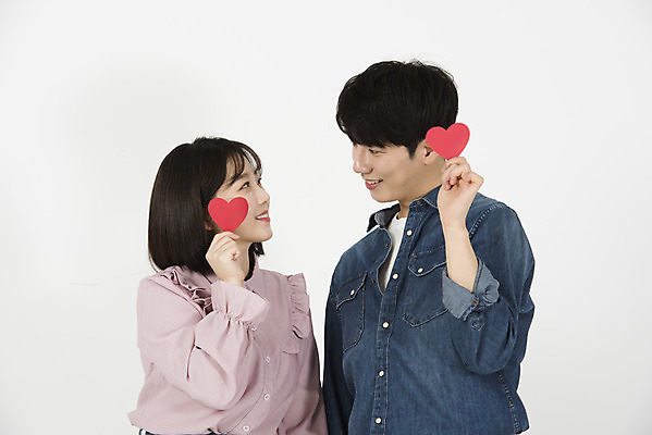 포토 JPG 스튜디오촬영 커플 여자 남자 대학생 실내 서기 미소 들기 누끼 상반신 20대 청년 성인 두명 앞모습 캐주얼 청춘 마주보기 다정 한국인 하트 즐거움 흰배경 신입생 캠퍼스커플 성인만 국내포토 모양 학생 옷 감정 뷰포인트 백그라운드 컨셉 관계 모션 표정 사람 동양인 내부 흰색 파일형식