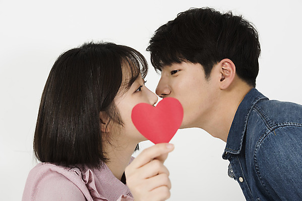 포토 JPG 스튜디오촬영 커플 여자 남자 대학생 키스 실내 서기 들기 누끼 상반신 20대 청년 성인 두명 옆모습 캐주얼 청춘 다정 한국인 하트 즐거움 흰배경 신입생 캠퍼스커플 성인만 국내포토 모양 학생 옷 감정 뷰포인트 백그라운드 컨셉 관계 모션 사람 동양인 내부 흰색 애정표현 파일형식