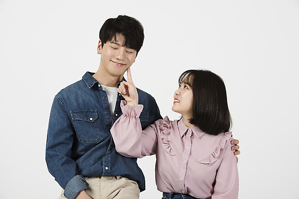포토 JPG 스튜디오촬영 커플 응시 여자 남자 대학생 장난 실내 서기 미소 누끼 상반신 20대 청년 성인 두명 앞모습 캐주얼 청춘 눈감음 다정 한국인 즐거움 흰배경 신입생 캠퍼스커플 성인만 국내포토 학생 시선 옷 감정 뷰포인트 백그라운드 컨셉 관계 모션 표정 사람 동양인 내부 흰색 파일형식