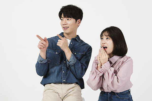 포토 JPG 스튜디오촬영 커플 응시 여자 남자 대학생 실내 서기 미소 누끼 상반신 20대 청년 성인 두명 앞모습 옆모습 캐주얼 청춘 다정 놀람 한국인 가리킴 즐거움 흰배경 신입생 캠퍼스커플 성인만 국내포토 학생 시선 옷 감정 뷰포인트 백그라운드 컨셉 관계 모션 표정 사람 동양인 손짓 내부 흰색 파일형식