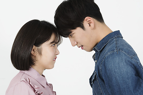 포토 JPG 스튜디오촬영 커플 여자 남자 대학생 실내 서기 누끼 상반신 20대 청년 성인 두명 옆모습 캐주얼 청춘 한국인 분노 찡그림 흰배경 신입생 싸움 캠퍼스커플 이마맞대기 성인만 국내포토 학생 옷 감정 뷰포인트 백그라운드 컨셉 관계 모션 표정 사람 동양인 내부 흰색 얼굴맞대기 파일형식