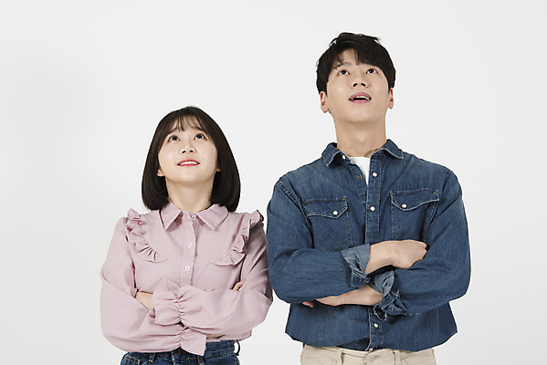 포토 JPG 스튜디오촬영 커플 응시 여자 남자 대학생 실내 서기 누끼 상반신 20대 청년 성인 두명 앞모습 캐주얼 청춘 팔짱 다정 한국인 올려보기 즐거움 흰배경 신입생 캠퍼스커플 성인만 국내포토 학생 시선 옷 감정 뷰포인트 백그라운드 컨셉 관계 모션 사람 동양인 내부 흰색 파일형식