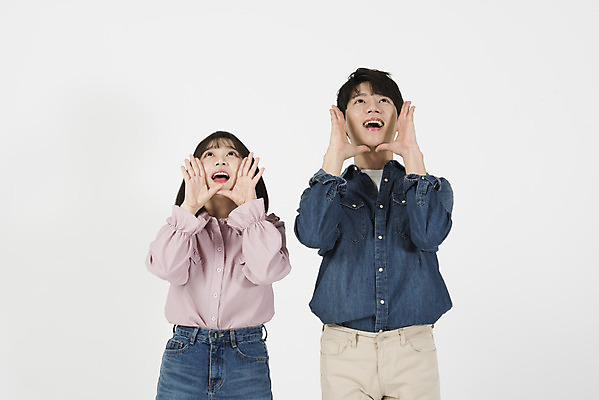 포토 JPG 스튜디오촬영 커플 응시 여자 남자 대학생 실내 서기 누끼 상반신 20대 청년 성인 두명 앞모습 캐주얼 청춘 다정 외침 한국인 올려보기 즐거움 흰배경 신입생 캠퍼스커플 성인만 국내포토 학생 시선 옷 감정 뷰포인트 백그라운드 컨셉 관계 모션 사람 동양인 내부 소리 흰색 파일형식