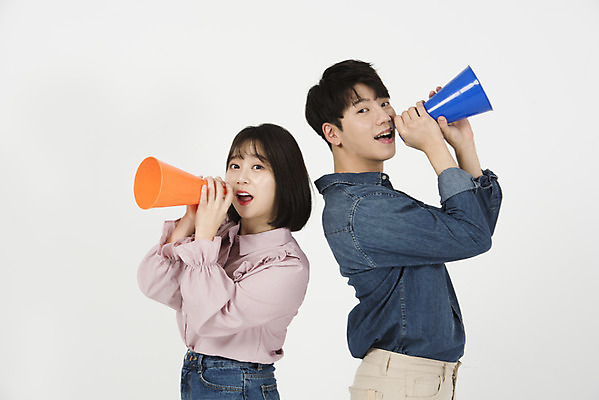 포토 JPG 스튜디오촬영 커플 여자 남자 대학생 실내 서기 들기 누끼 상반신 20대 청년 성인 두명 옆모습 캐주얼 청춘 확성기 다정 외침 한국인 즐거움 흰배경 신입생 캠퍼스커플 성인만 국내포토 학생 옷 감정 뷰포인트 백그라운드 컨셉 관계 모션 사람 동양인 내부 소리 흰색 파일형식