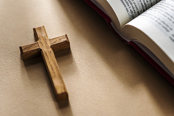 포토 JPG 스튜디오촬영 기독교 종교 십자가 실내 그림자 근접촬영 사람없음 갈색 교회 성경 기도 오브젝트 예배 찬양 숭배 갈색배경 국내포토 뷰포인트 컬러 백그라운드 종교용품 종교건축 내부 건물 파일형식