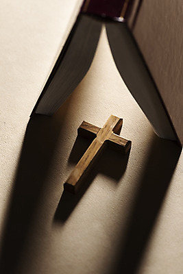 포토 JPG 스튜디오촬영 기독교 종교 십자가 실내 사람없음 빛 하이앵글 갈색 성경 어둠 기도 오브젝트 예배 찬양 숭배 갈색배경 국내포토 뷰포인트 컬러 백그라운드 종교용품 내부 파일형식