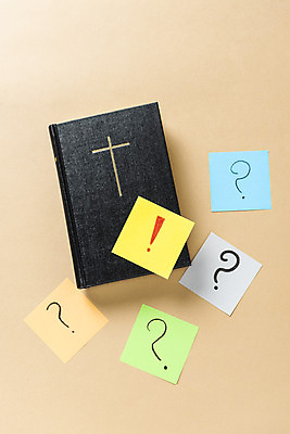 포토 JPG 스튜디오촬영 기독교 종교 종이 십자가 실내 사람없음 하이앵글 교회 성경 물음표 느낌표 오브젝트 포스트잇 예배 찬양 의문 숭배 갈색배경 국내포토 기호 뷰포인트 백그라운드 컨셉 종교용품 종교건축 내부 건물 갈색 메모지 파일형식
