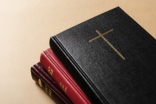 포토 JPG 스튜디오촬영 기독교 종교 십자가 실내 근접촬영 사람없음 교회 성경 기도 오브젝트 여러권 예배 찬양 숭배 갈색배경 국내포토 뷰포인트 다수 백그라운드 종교용품 종교건축 내부 건물 책 갈색 파일형식