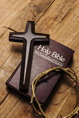 포토 JPG 스튜디오촬영 기독교 종교 십자가 실내 사람없음 하이앵글 갈색 성경 기도 오브젝트 예배 찬양 가시면류관 숭배 갈색배경 국내포토 뷰포인트 컬러 백그라운드 종교용품 내부 파일형식