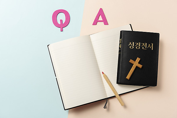 포토 JPG 스튜디오촬영 기독교 종교 십자가 실내 사람없음 하이앵글 컬러풀 연필 펜 공책 성경 기도 오브젝트 예배 찬양 숭배 질의응답 플랫레이 국내포토 뷰포인트 컬러 종교용품 문구용품 학용품 내부 필기구 플랫 파일형식