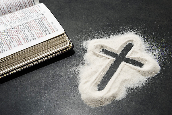 포토 JPG 스튜디오촬영 기독교 종교 모래 십자가 검은배경 실내 사람없음 성경 기도 오브젝트 예배 찬양 숭배 성경말씀 국내포토 백그라운드 종교용품 내부 검은색 파일형식